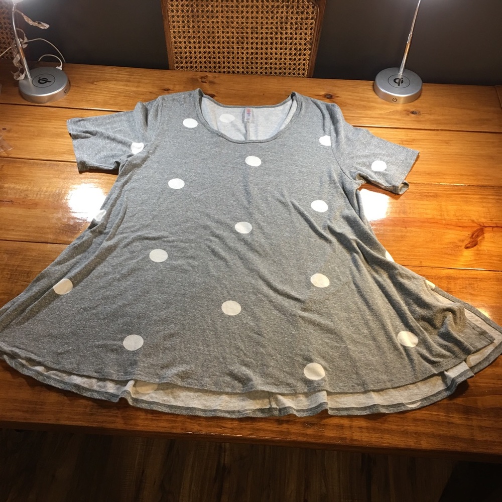 ❤️3/$30 Ladies Lularoe 2XL Gray Polka Dot Perfect tee